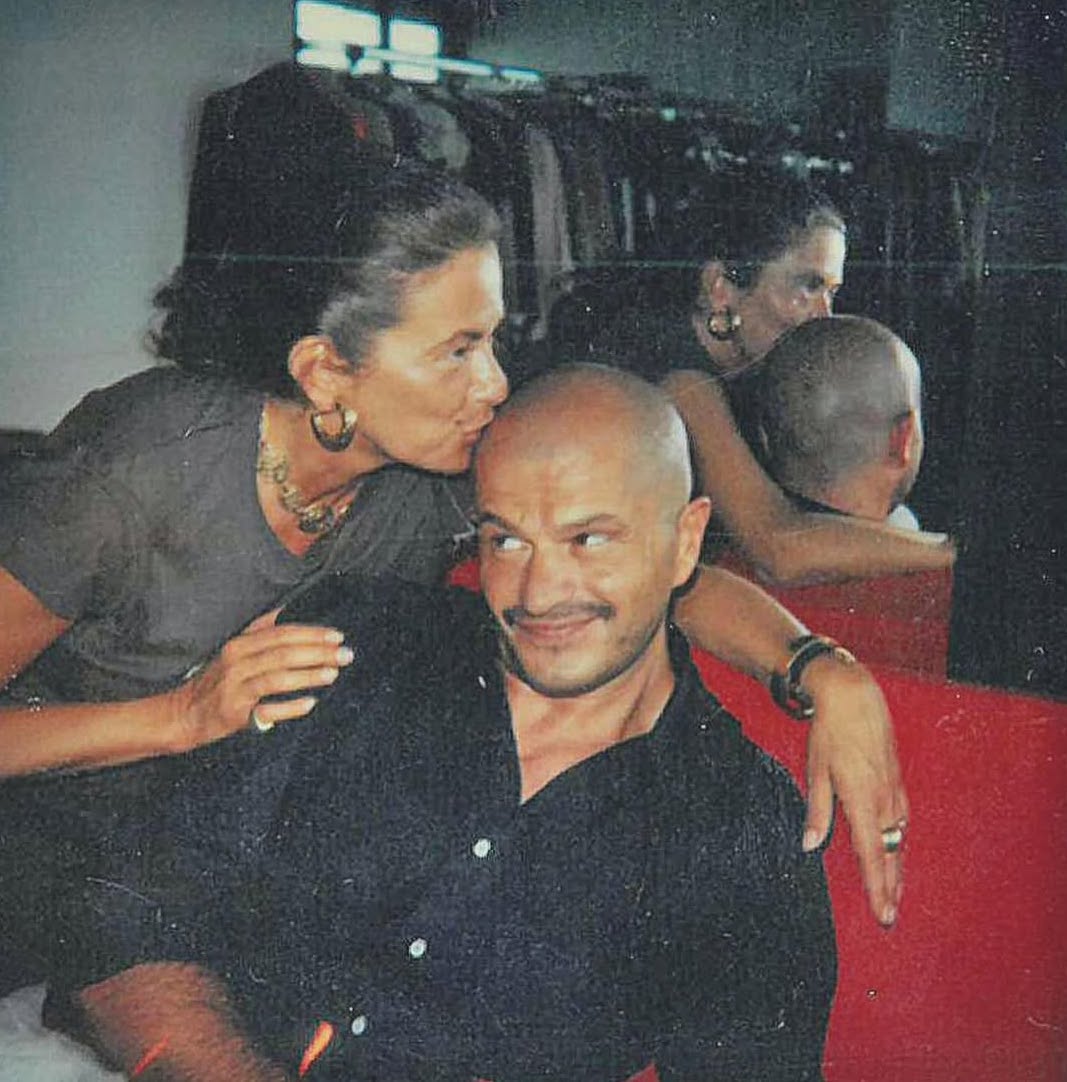 Franco Moschino junto a Rossella Jardini, colaboradora histórica de la firma y responsable de preservar su legado creativo tras la muerte del diseñador. Imagen: @alecalascibetta