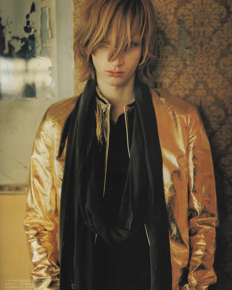 Editorial de Dior Homme fotografiada por Hedi Slimane, reflejo de la estética rock y andrógina que revolucionó la moda masculina en los años 2000. Imagen: @antipublicbar