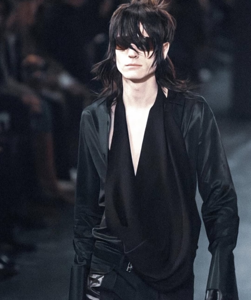 Desfile de Dior Homme bajo la dirección de Hedi Slimane, responsable de transformar para siempre la sastrería masculina contemporánea.Imagen: @archiverunway