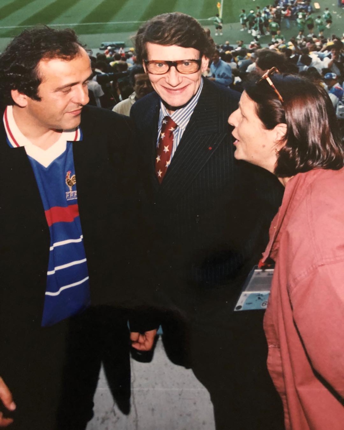 Yves Saint Laurent conversando en el Stade de France durante el Mundial de 1998