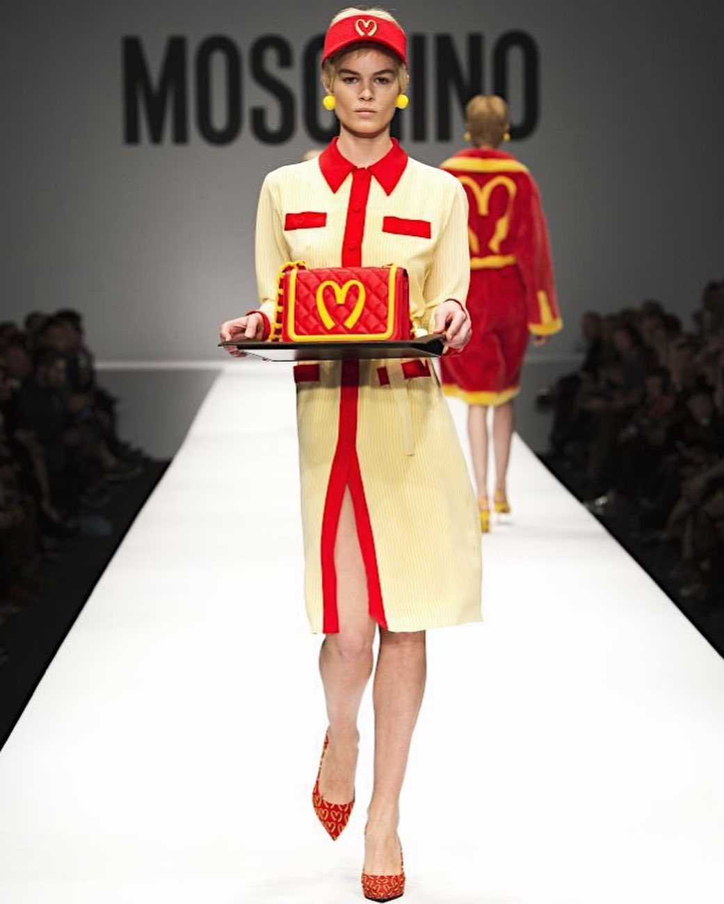 La colección inspirada en la comida rápida fue uno de los grandes hitos de Jeremy Scott en Moschino, convirtiendo la pasarela en puro espectáculo pop. Imagen: @enfnsterribles