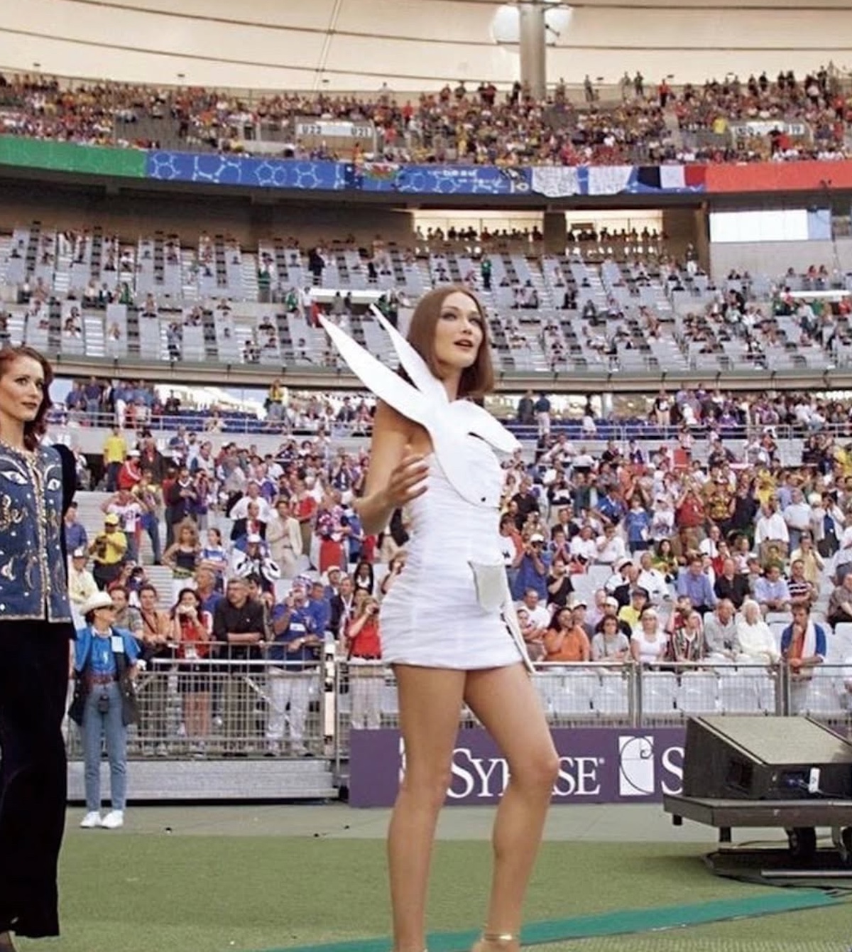 Carla Bruni desfilando para Yves Saint Laurent en el Stade de France durante el Mundial de Francia 1998.