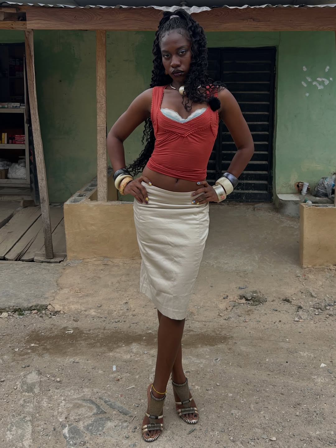 Rachel Ojuromi luce un vestido de inspiración lencera que ejemplifica el auge de la moda africana viral en TikTok. Imagen: @giverachelashot