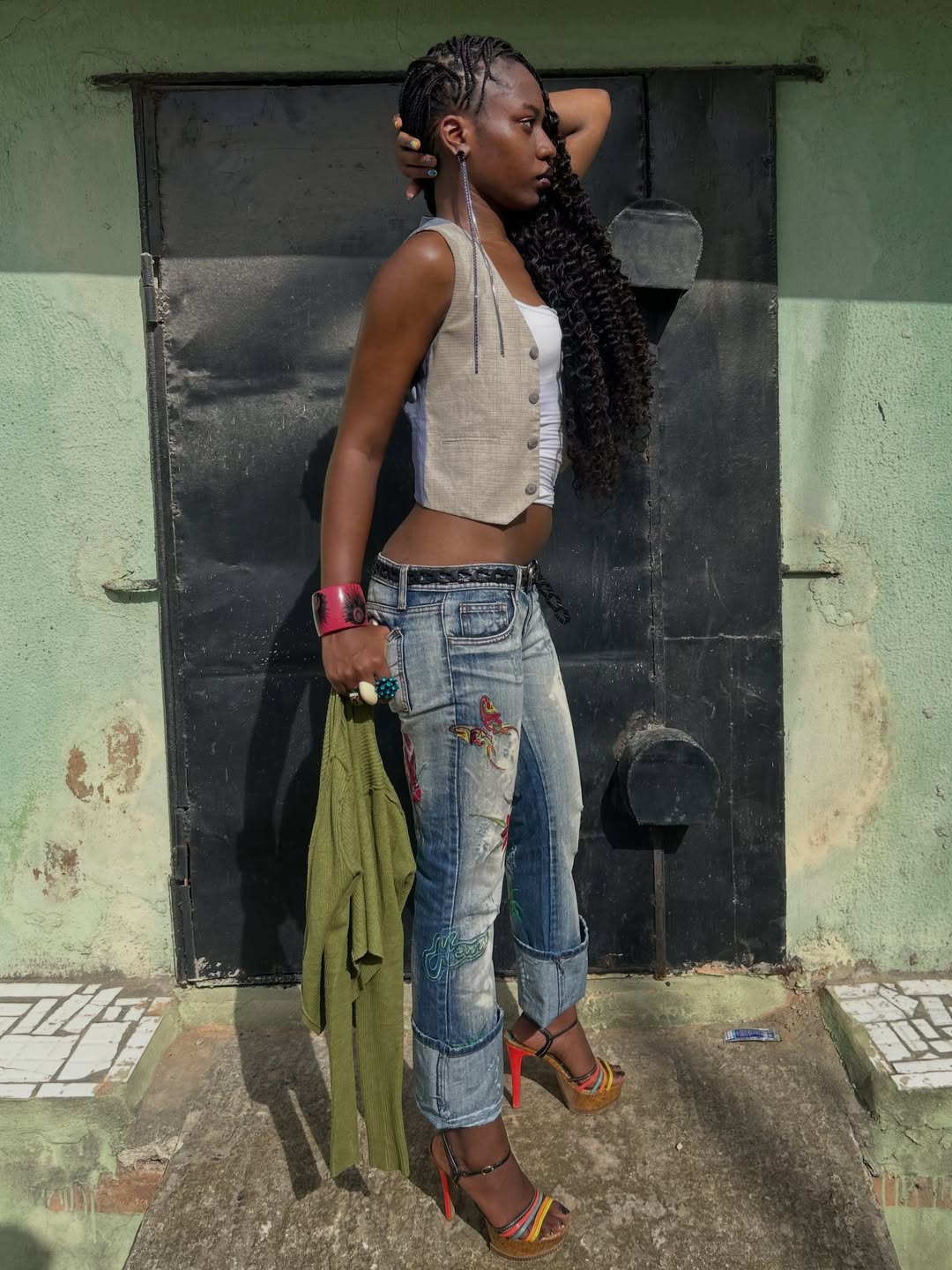 Los vaqueros customizados y las siluetas Y2K son parte de la nueva moda africana que está conquistando las redes sociales. Imagen: @giverachelashot