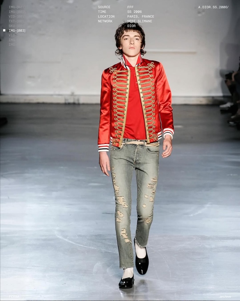 La colección Dior Homme Primavera-Verano 2006 mezcló referencias militares, denim desgastado y proporciones ultraceñidas. Imagen: @form.community