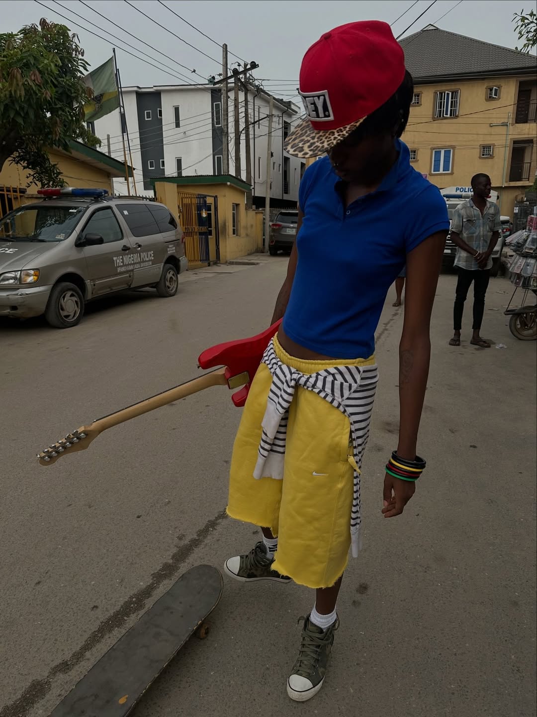La moda africana también encuentra inspiración en el streetwear y la cultura urbana para crear nuevas narrativas visuales. Imagen: @giverachelashot
