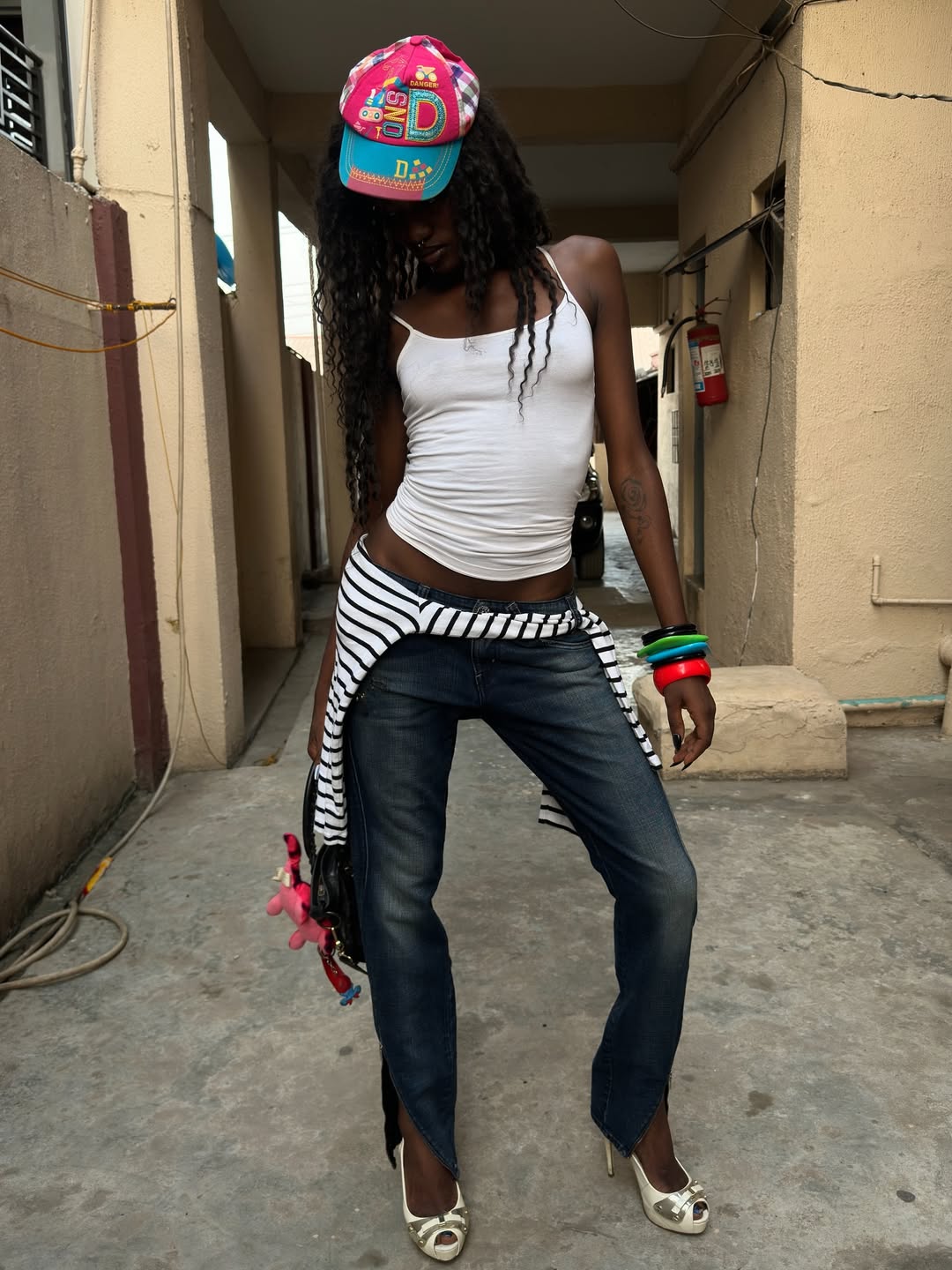 Denim, gorras vintage y referencias pop convierten estos estilismos en ejemplos de la moda africana más viral del momento. Imagen: @giverachelashot