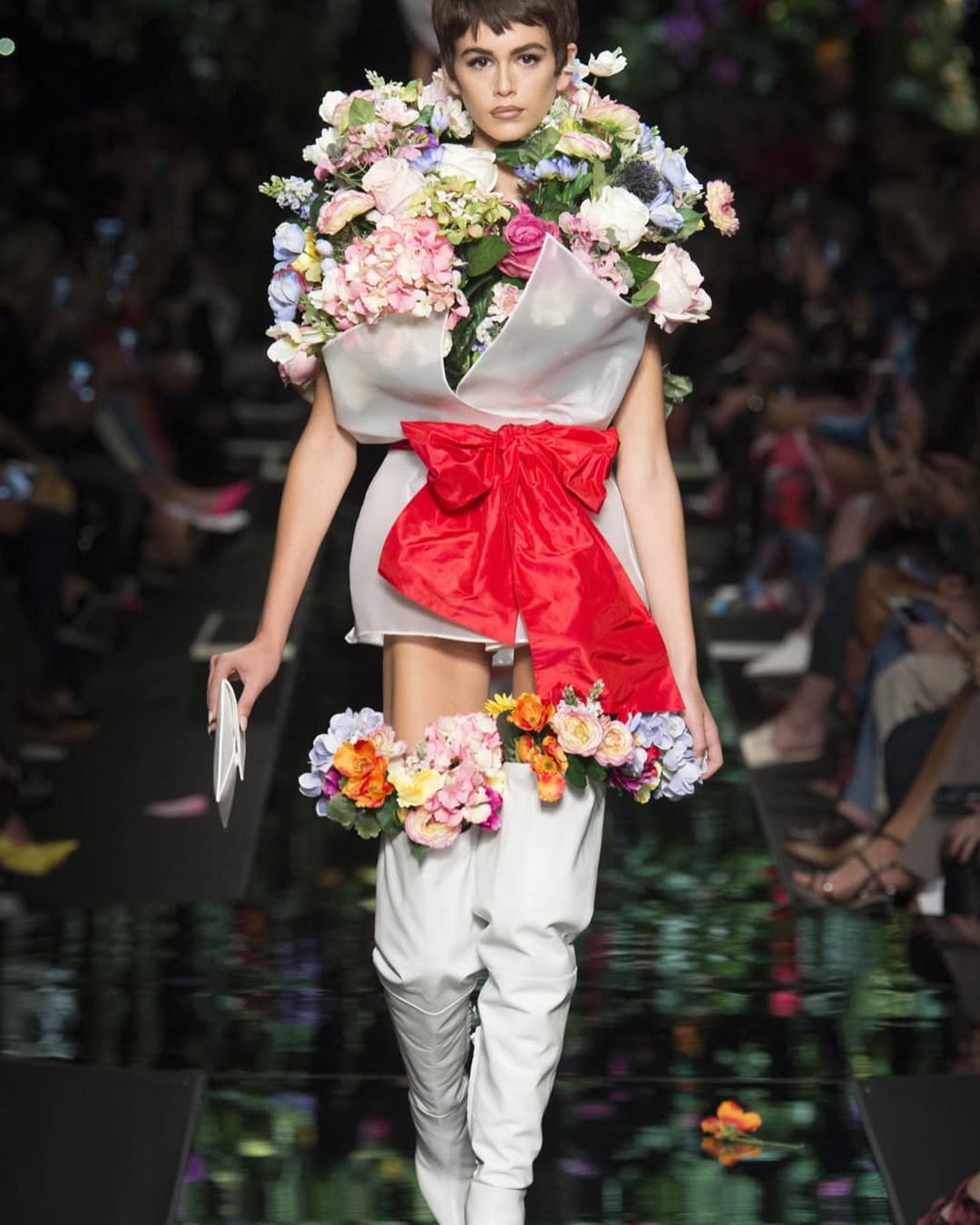 Kaia Gerber desfila para Moschino con un diseño floral que transforma un ramo de flores en una pieza de moda escénica. Imagen: @hfmoments