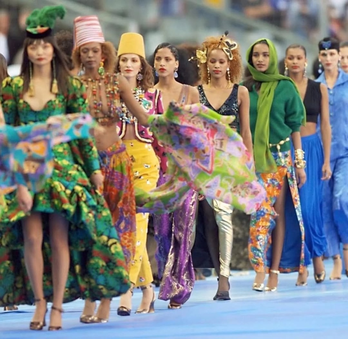 Modelos desfilando con diseños coloridos de Yves Saint Laurent durante el Mundial 1998.
