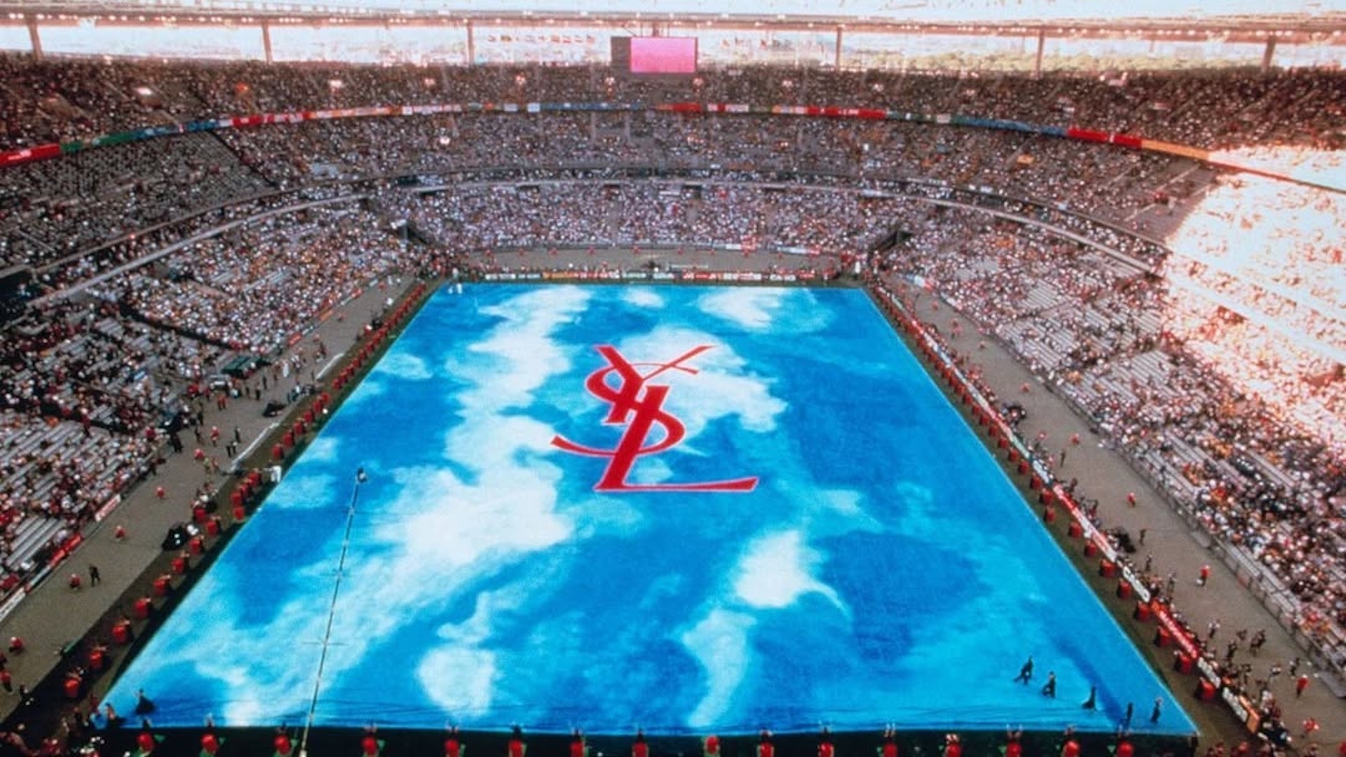 El icónico logotipo de YSL ocupó el centro del estadio en una imagen que dio la vuelta al mundo. Imagen: @kewl.pe
