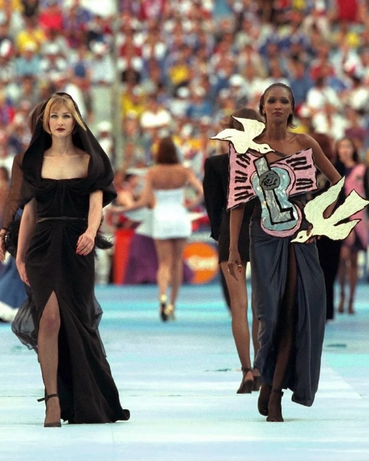 Modelos desfilando con diseños de Yves Saint Laurent en la final del Mundial de Francia 1998.
