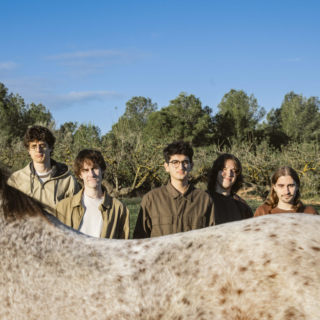Mala Gestión junto a un caballo que, según fuentes no confirmadas, entendió el concepto del Ñunk mejor que mucha gente.