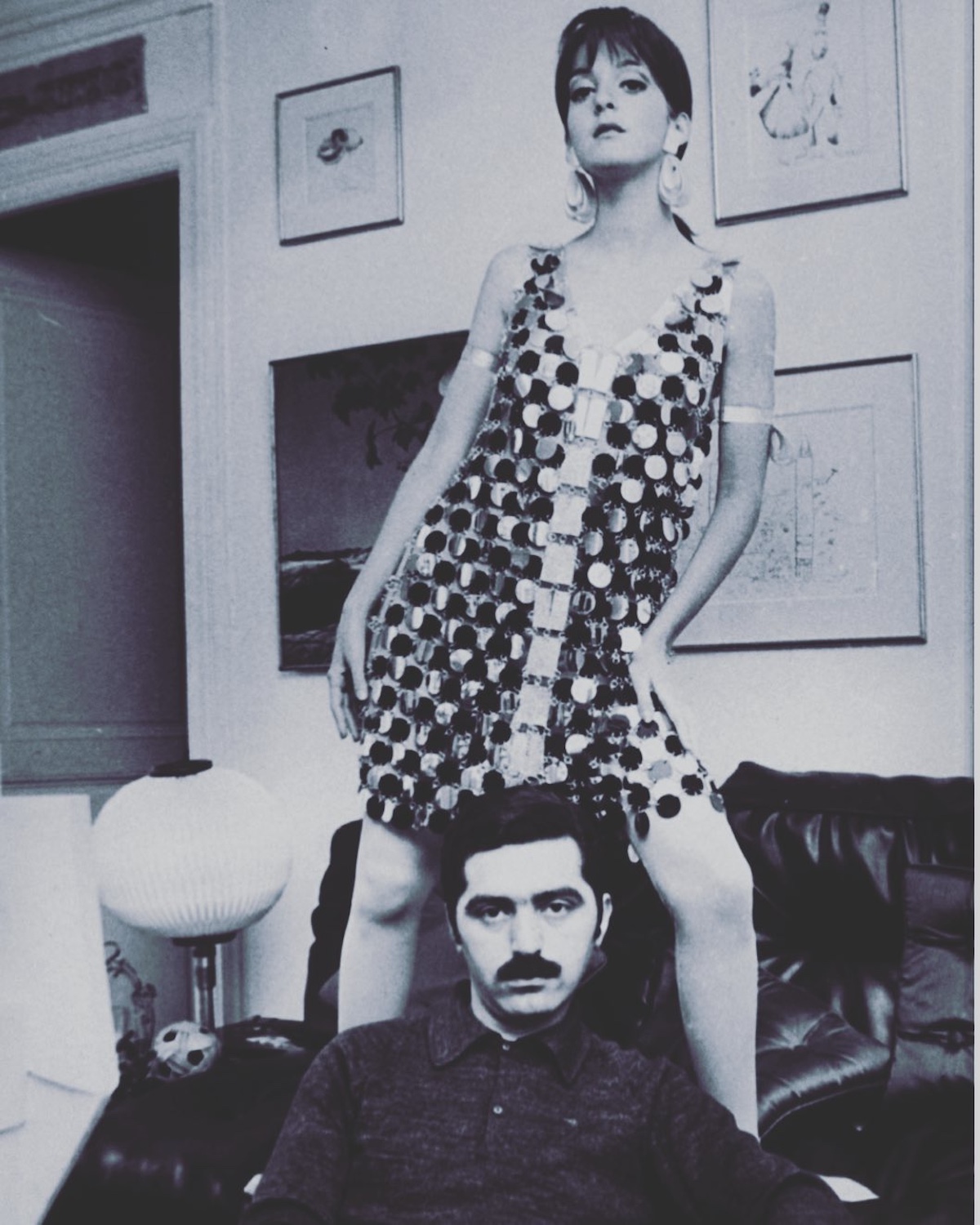 Paco Rabanne junto a una modelo con uno de sus vestidos de discos metálicos. Imagen: @merleginsberg
