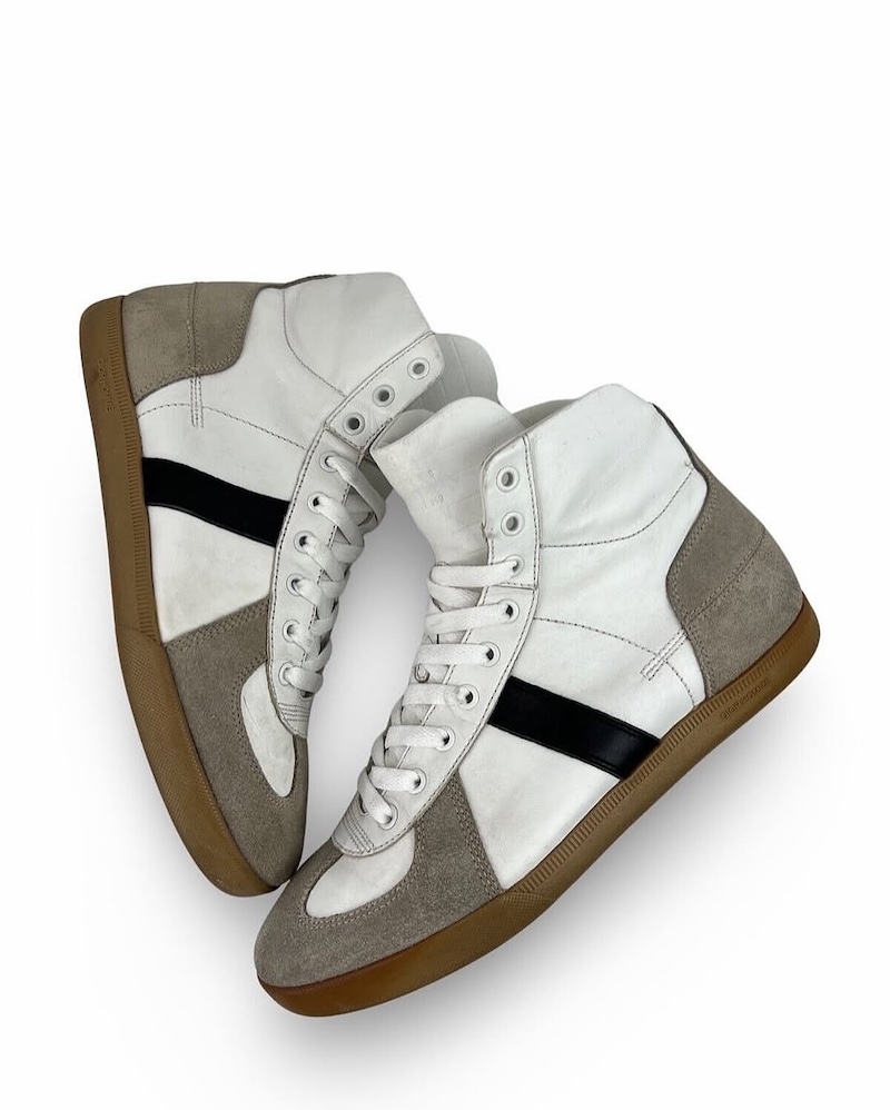 Las zapatillas altas de Dior Homme se convirtieron en piezas de culto para coleccionistas y amantes del archivo de moda.Imagen: @millliards