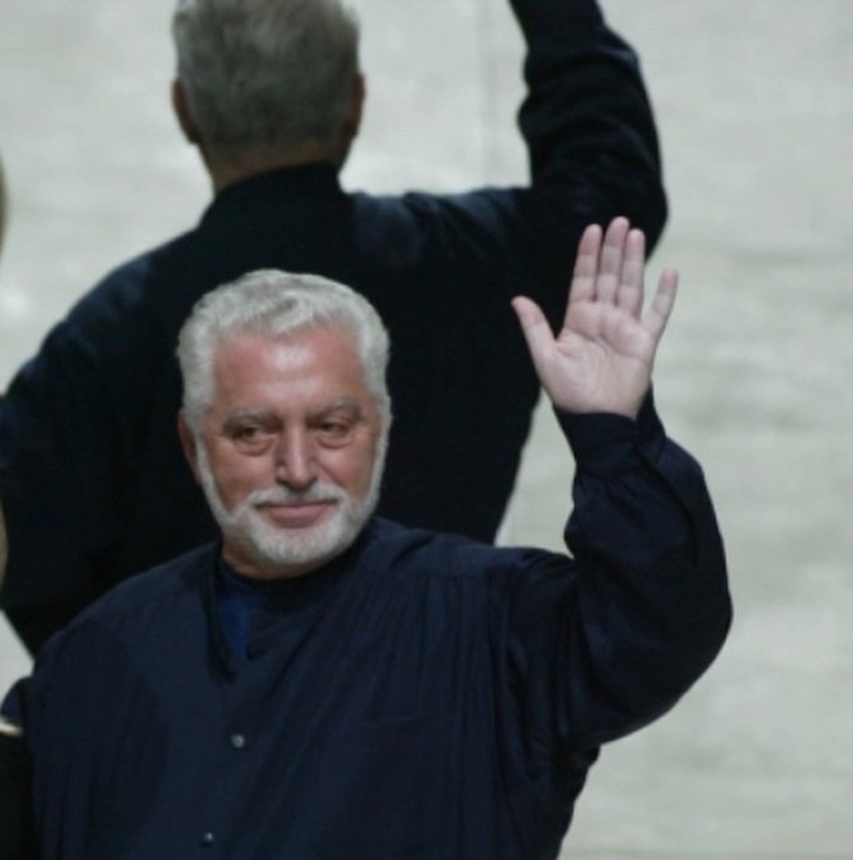Paco Rabanne saluda al público al término de uno de sus desfiles. Imagen: @nigel_luck