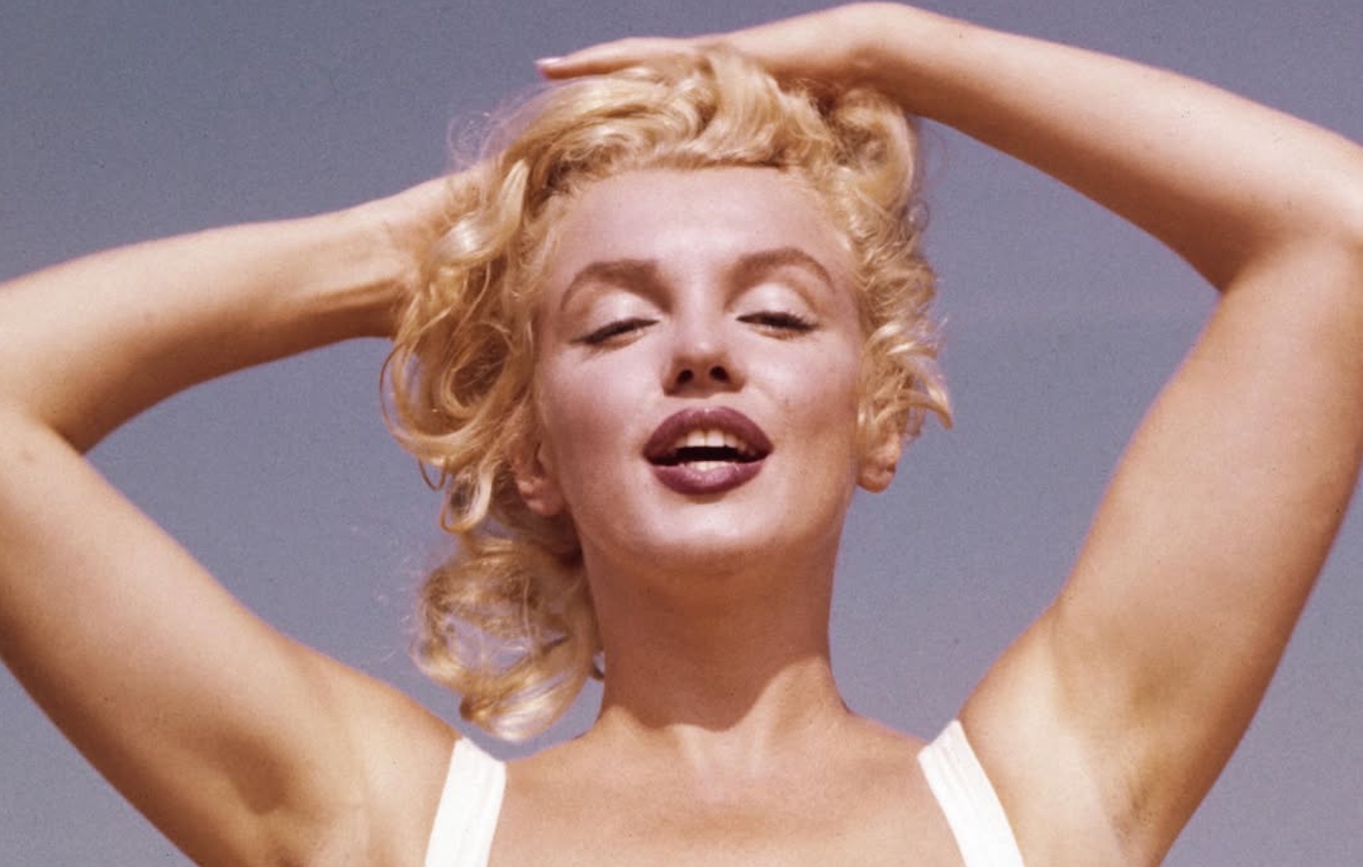 Marilyn Monroe en una sesión fotográfica que consolidó su imagen como icono de moda y belleza del siglo XX. Su estética sigue inspirando tendencias cien años después de su nacimiento. Imagen: @noon.and.moon
