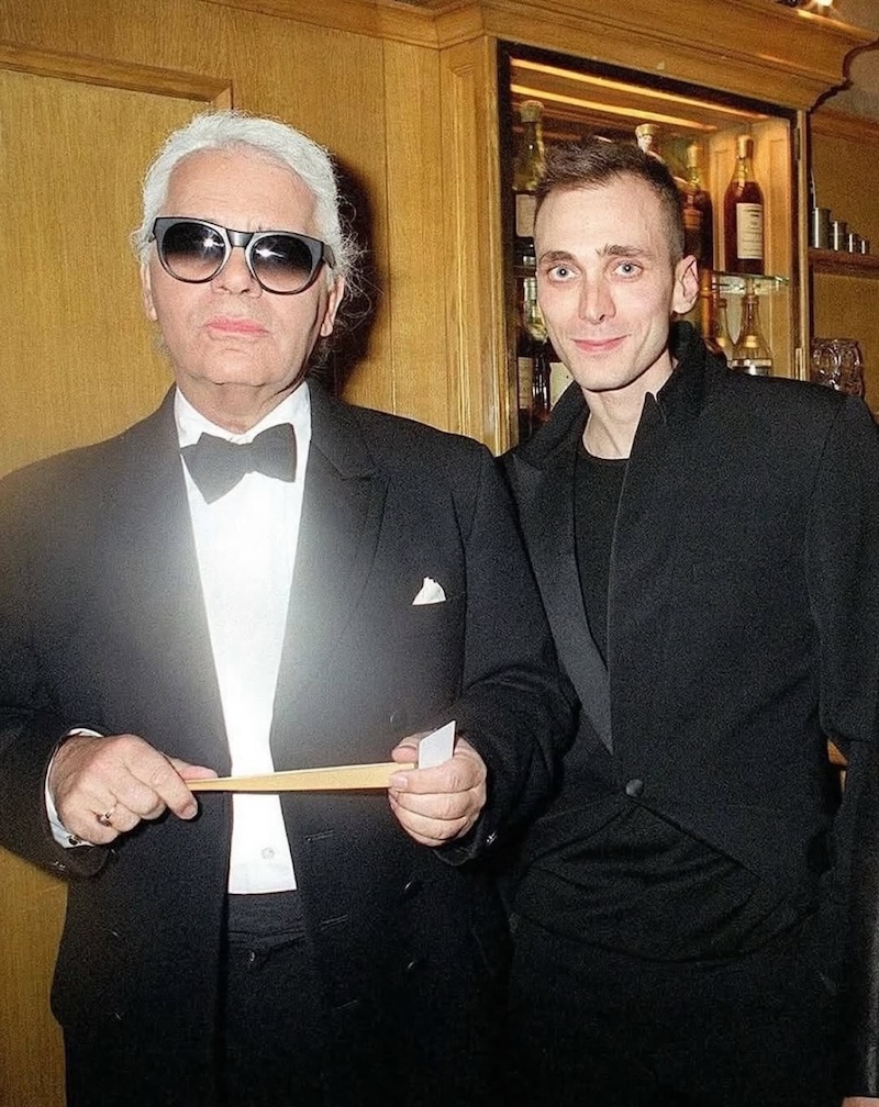 Karl Lagerfeld perdió más de 40 kilos para poder vestir los trajes diseñados por Hedi Slimane para Dior Homme. Imagen: @roomofconcepts