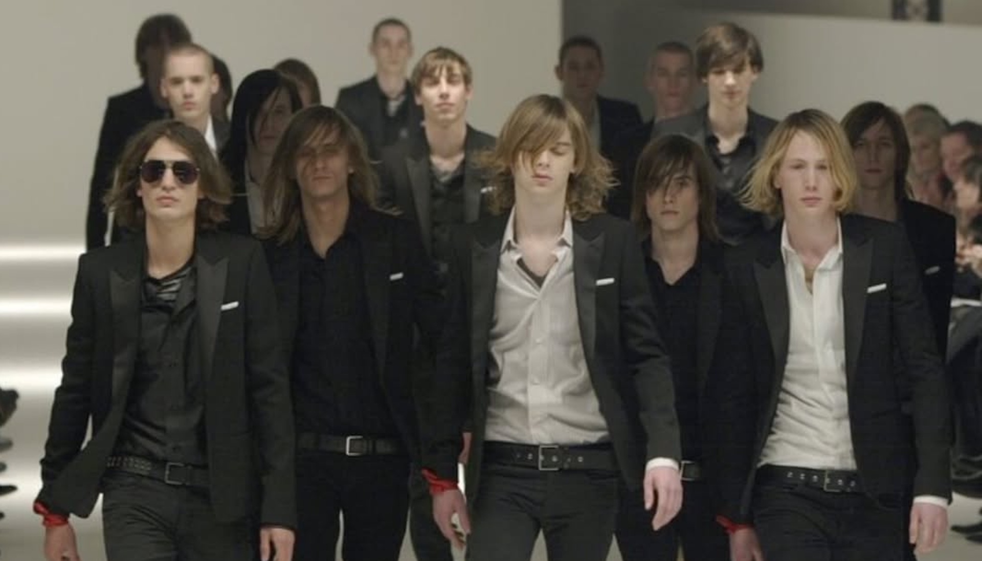 La generación de los llamados «Hedi Boys» convirtió Dior Homme en uno de los fenómenos culturales más influyentes de los 2000. Imagen: @samfive.eu