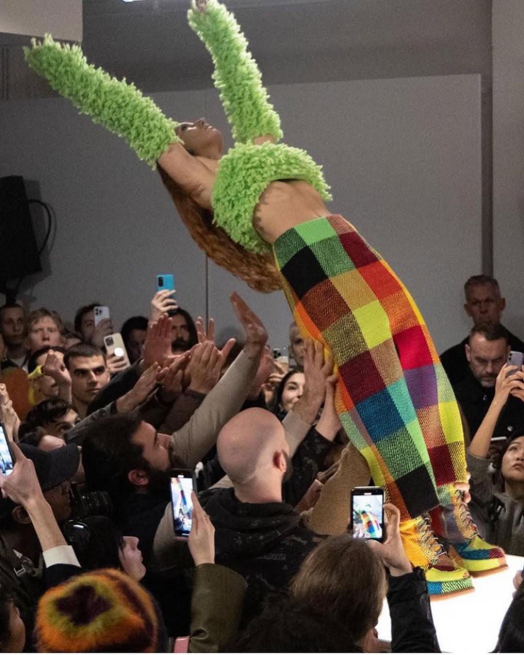 La experimentación y la interacción con el público han sido dos constantes en los desfiles de Sunnei, firma fundada por Loris Messina y Simone Rizzo, nuevos directores creativos de Moschino. Imagen: @simoneriLa experimentación y la interacción con el público han sido dos constantes en los desfiles de Sunnei, firma fundada por Loris Messina y Simone Rizzo, nuevos directores creativos de Moschino. Imagen: @simoneri