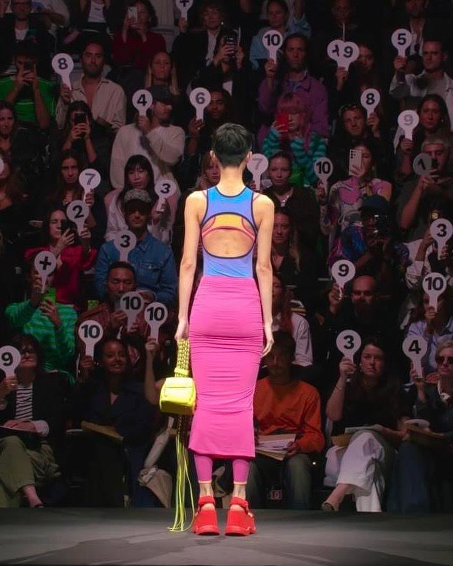Sunnei convirtió el desfile en una experiencia participativa invitando al público a puntuar los looks en tiempo real, una muestra de su voluntad de cuestionar los formatos tradicionales de la moda. Imagen:@simoneri