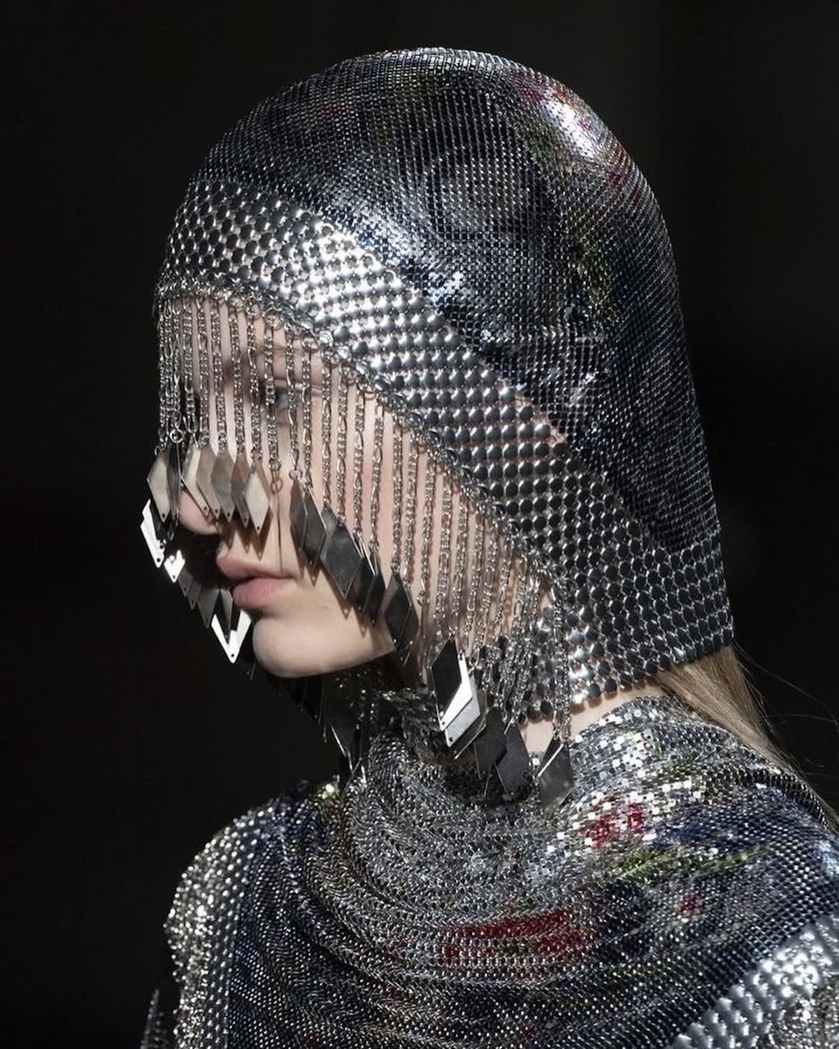 Capucha metálica de Rabanne reinterpretada por Julien Dossena en pasarela. Imagen: @zegalba