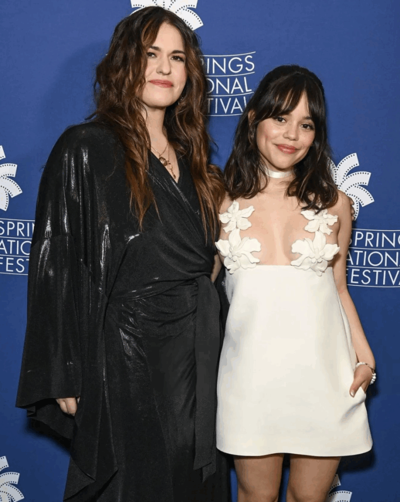 Jade Bartlette junto a Jenna Ortega para la premiere de Miller's girl. Imagen: @fannjennaort_ 
