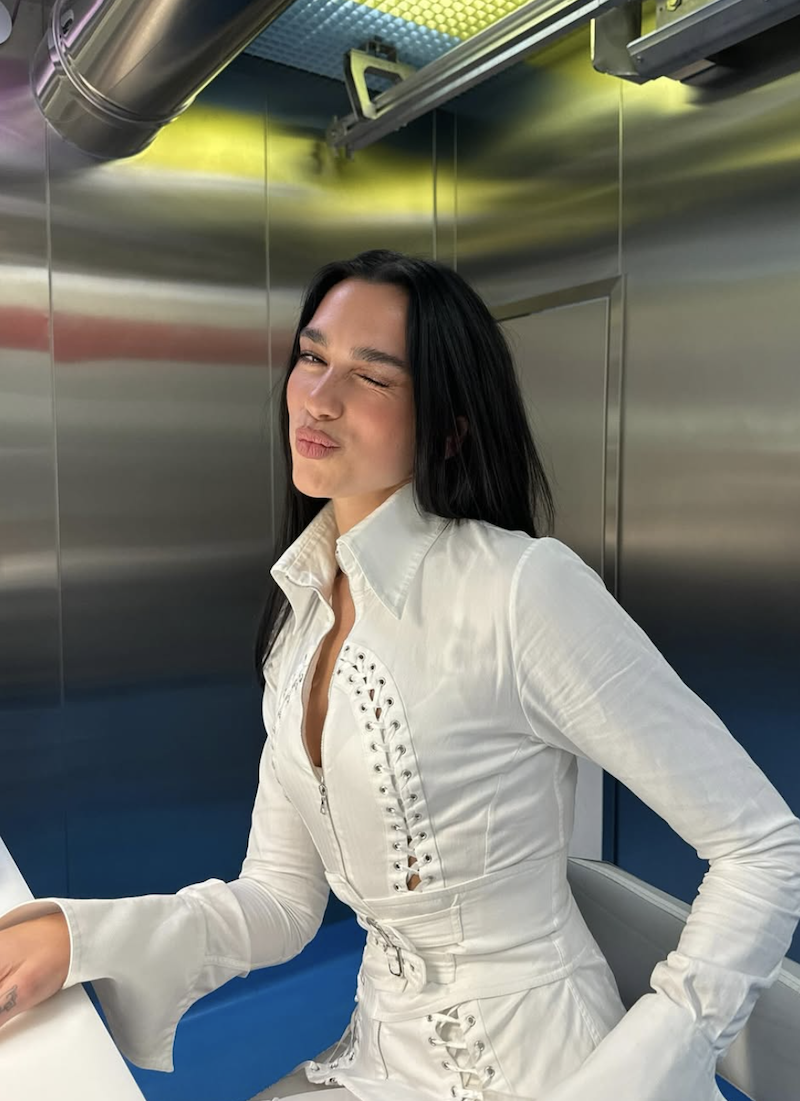 Dua Lipa durante una visita a Sala de Despiece, uno de los restaurantes madrileños incluidos en sus recomendaciones para descubrir España. Imagen: @dualipa