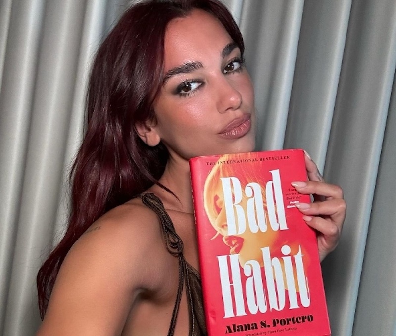 Dua Lipa ha recomendado obras de autores contemporáneos como Alana S. Portero, reforzando su vínculo con la literatura española. Imagen: @service95bookclub