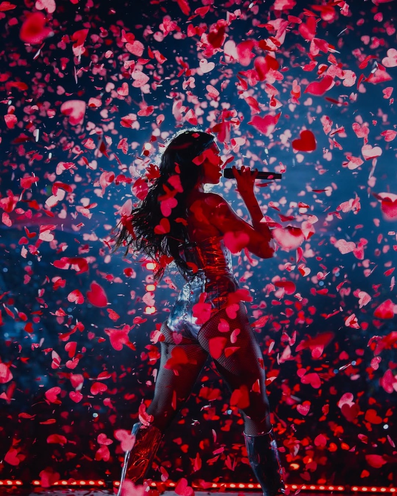 Dua Lipa durante uno de los conciertos de su gira internacional, donde ha interpretado canciones en español ante miles de fans. Imagen: @dualipa