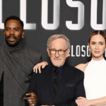 Steven Spielberg posa junto al reparto de «El día de la revelación», la nueva película de ciencia ficción que llegará a los cines en junio de 2026. Imagen: @disclosureday