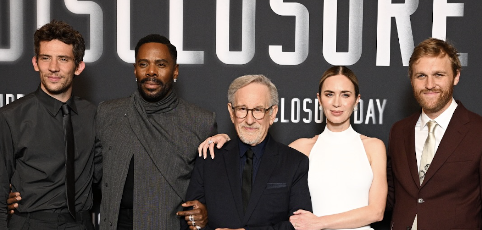 Steven Spielberg posa junto al reparto de «El día de la revelación», la nueva película de ciencia ficción que llegará a los cines en junio de 2026. Imagen: @disclosureday