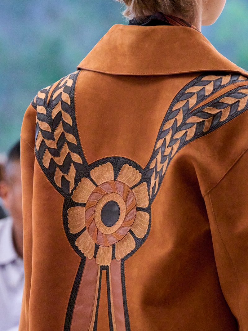 El trabajo artesanal del cuero vuelve a ser protagonista en la nueva colección femenina de Hermès. Imagen: Salvatore Dragone / Hermès
