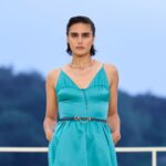 El icónico azul turquesa de Hermès destaca en uno de los looks más llamativos del desfile celebrado en Bel Air. Imagen: Filippo Fior / Hermès
