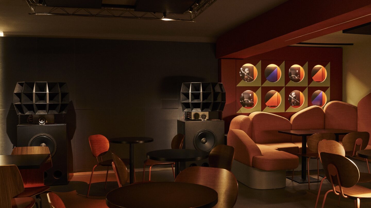 Interior de Oblicuo Hi-Fi Bar, uno de los espacios de referencia de la cultura audiophile en Barcelona, donde la alta fidelidad y la escucha consciente son protagonistas. Imagen: Instagram de @oblicuohifibar