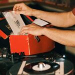 Un selector musical prepara una sesión de vinilos en Lonely Bar Hi-Fi, uno de los listening bars que impulsa la nueva cultura de escucha en Barcelona. Imagen: @lonelybarhifi