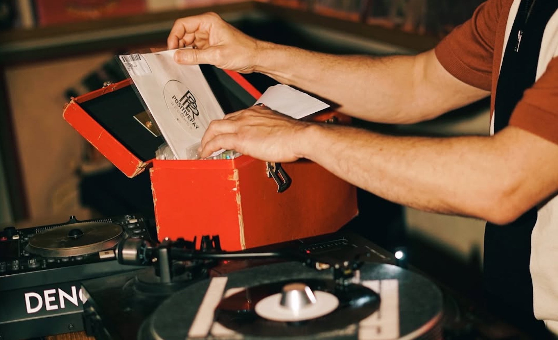 Un selector musical prepara una sesión de vinilos en Lonely Bar Hi-Fi, uno de los listening bars que impulsa la nueva cultura de escucha en Barcelona. Imagen: @lonelybarhifi