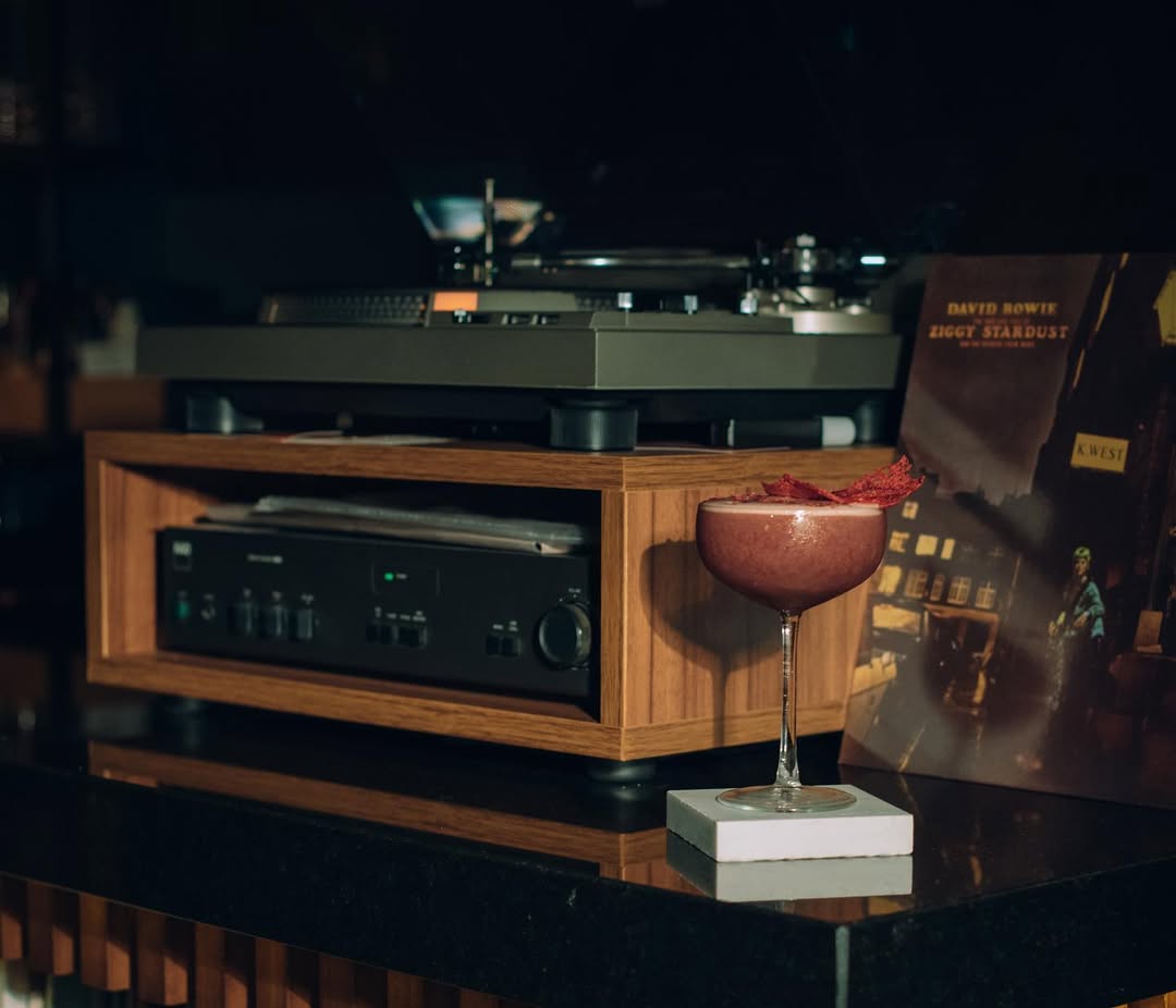 La Analógica apuesta por una experiencia musical exclusivamente en vinilo, reivindicando la escucha pausada frente al consumo digital. Imagen: Instagram de @laanalogica_