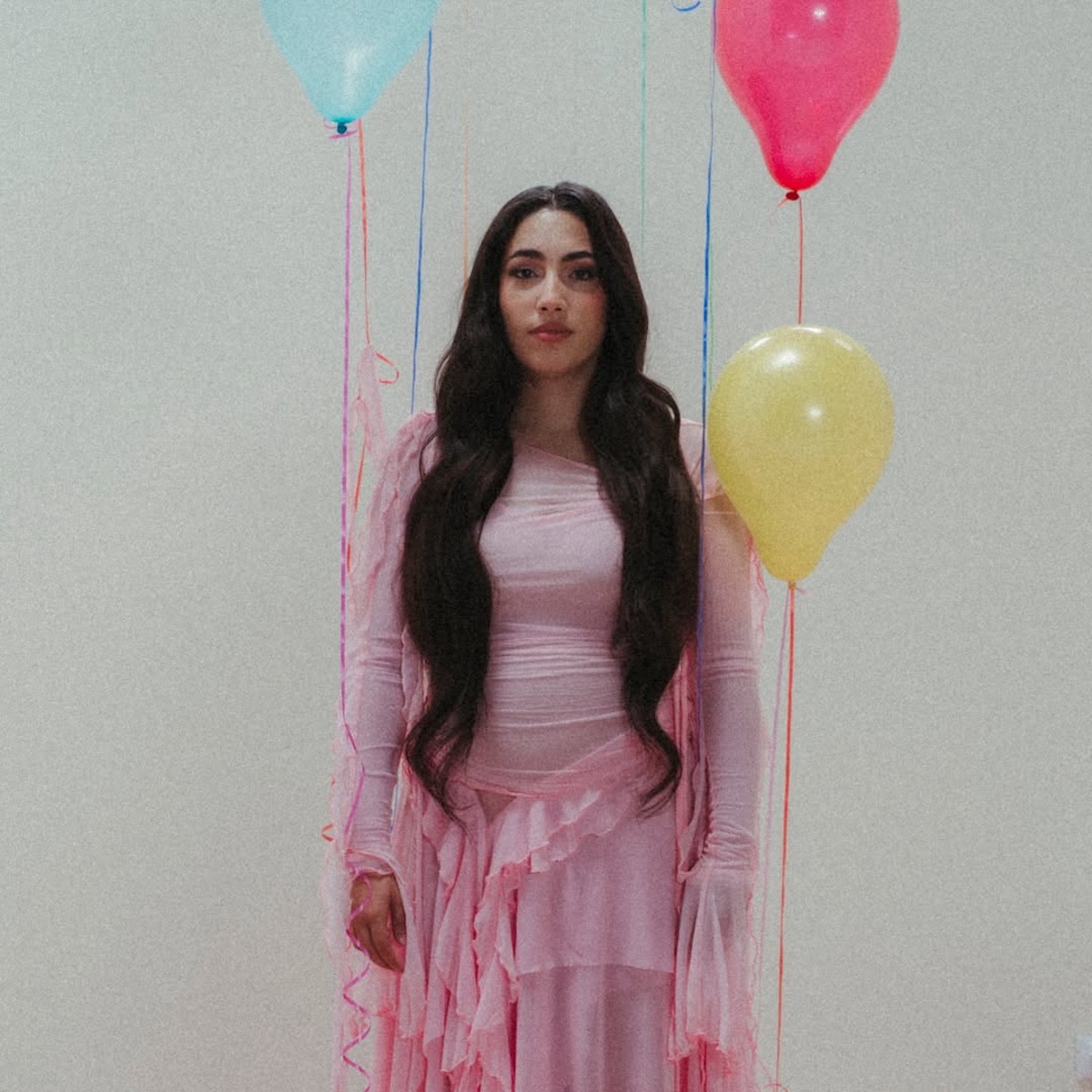 María José Llergo con vestido rosa entre globos promocionando «El Juego»