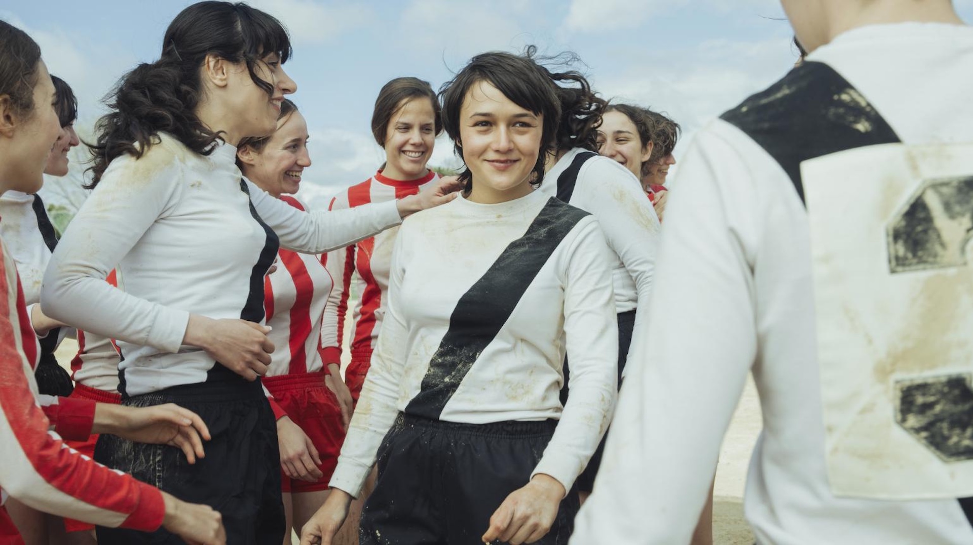 Las protagonistas de «Pioneras», la película que recupera la historia de las primeras futbolistas españolas y los orígenes del fútbol femenino en España. Imagen: fotograma oficial de la película