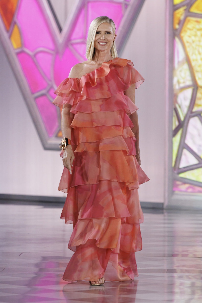 Judit Mascó desfila con uno de los looks que reinterpretan el icónico animal print, sello distintivo de LOLA CASADEMUNT