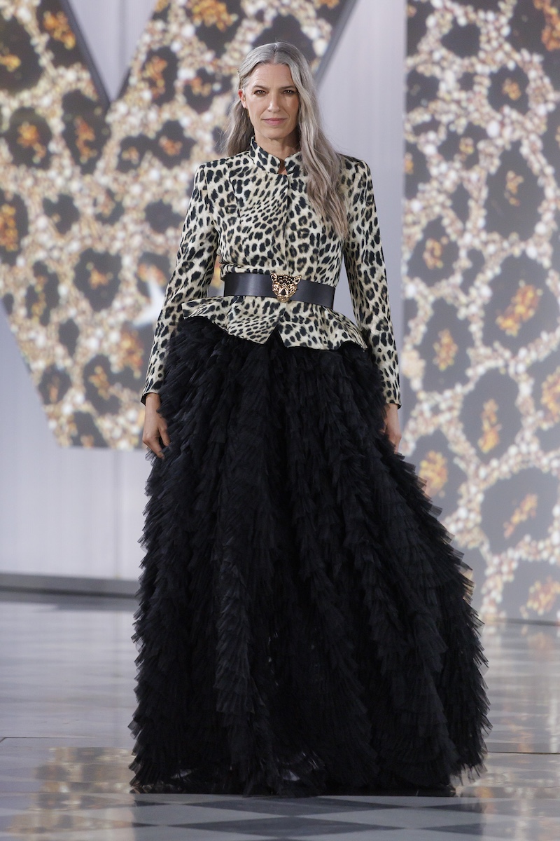 Laura Sánchez luce uno de los looks más elegantes de «La Joya», donde el animal print se fusiona con una estética contemporánea