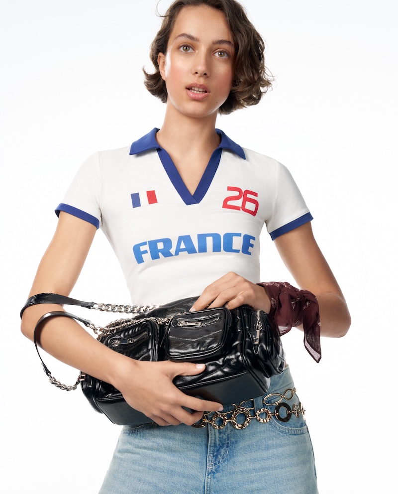 La camiseta de Francia se convierte en una de las piezas estrella de la colección futbolera de BERSHKA.
