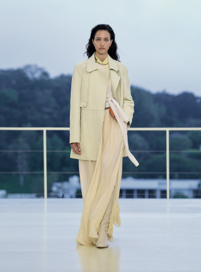Los tonos mantequilla marcan el inicio de la colección crucero 2027 de Hermès