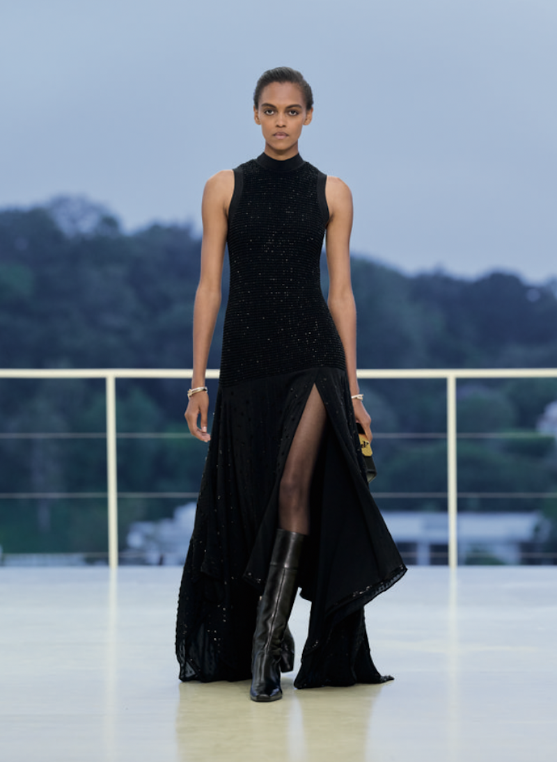 Los vestidos negros de satén y terciopelo cierran la colección crucero 2027 de Hermès evocando la llegada de la noche.
