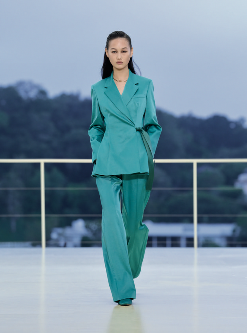 El icónico azul turquesa de Hermès protagoniza uno de los looks más llamativos de la colección crucero 2027 de Hermès