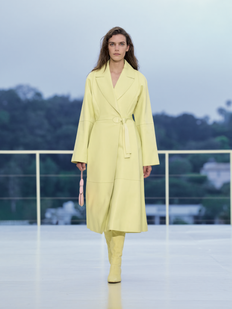 Un look de la colección crucero 2027 de Hermès presentada por Nadège Vanhée en las colinas de Bel Air