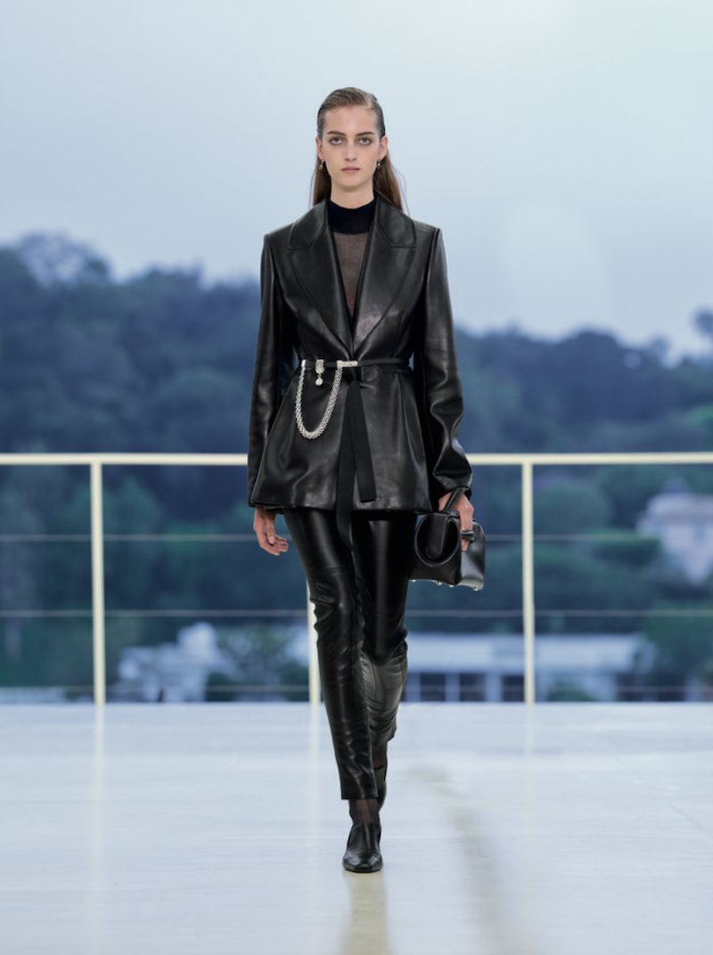 El cuero vuelve a convertirse en protagonista en la colección crucero 2027 de Hermès