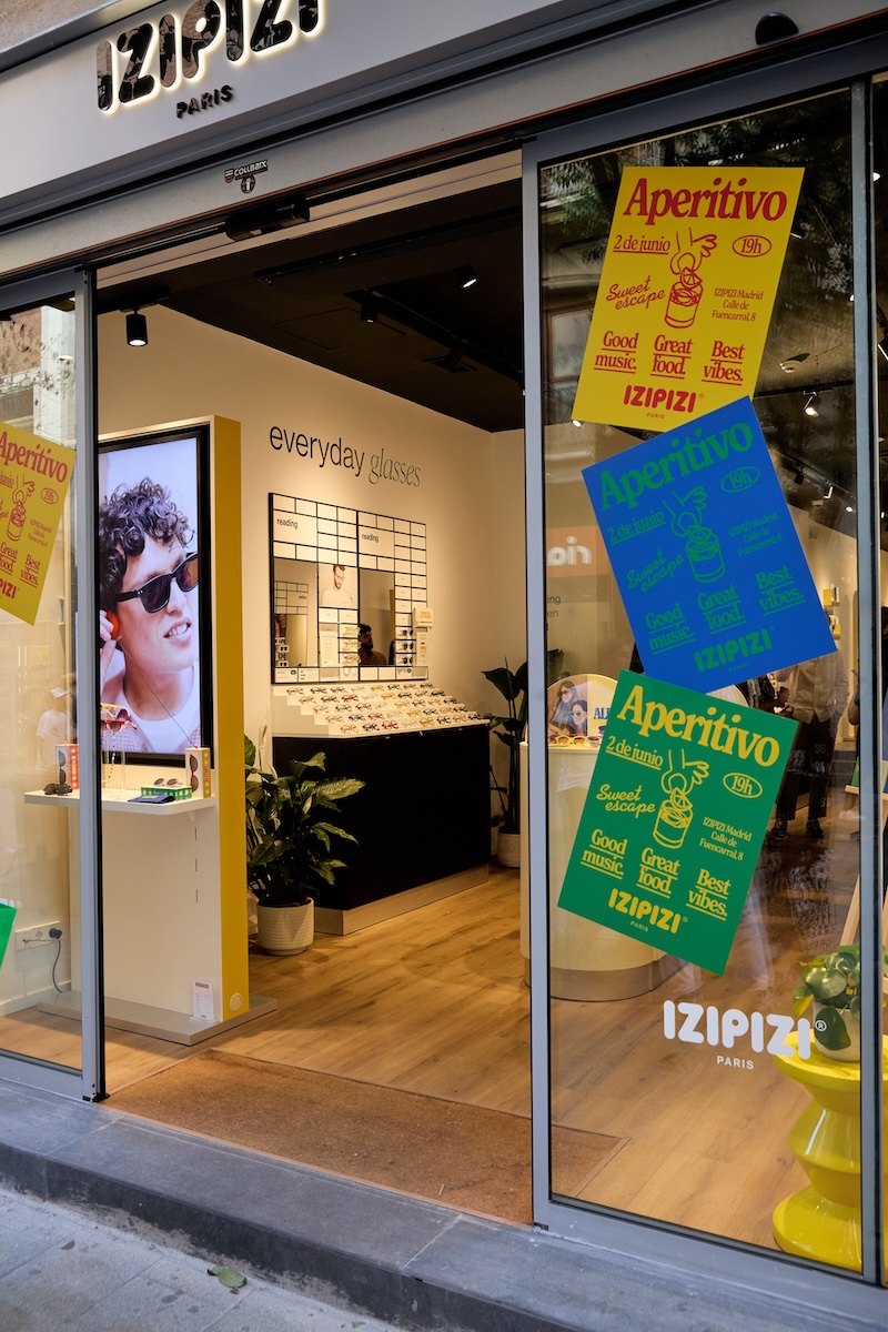 Imagen de la puerta de la tienda de Izipizi en Madrid. Imagen: @andreahurtado_photo