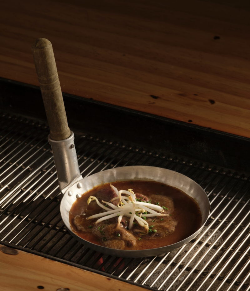 Quadril de vedeta japonesa con salsa miso ponzu de Carlota Akaneya, uno de los mejores restaurantes japoneses de Barcelona