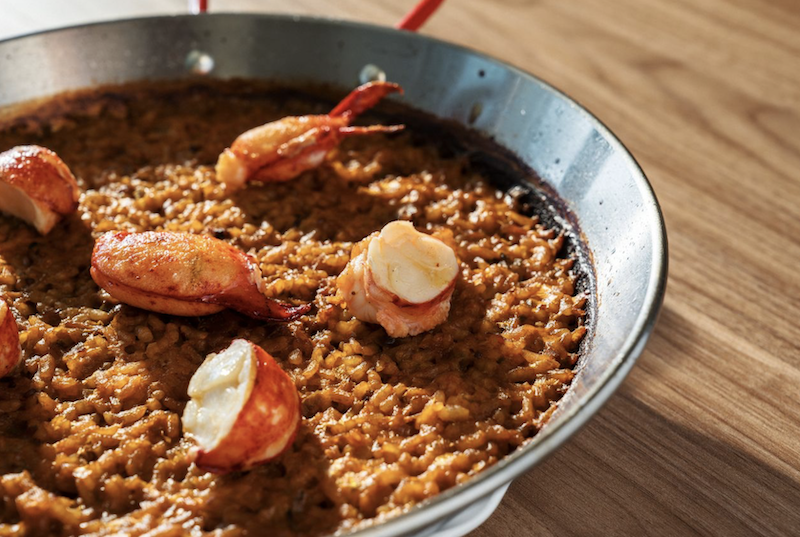 Arroz con bogavante a la parrilla de Albarada, uno de los restaurantes de Barcelona de referencia para el verano